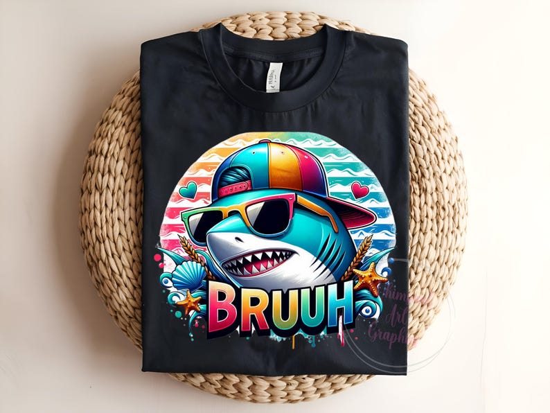 Puede incluir: Camiseta negra con un tibur&oacute;n de dibujos animados que lleva gafas de sol y una gorra colorida. El tibur&oacute;n tiene una gran sonrisa y la palabra "BRUUH" en colores arco&iacute;ris. El dise&ntilde;o incluye corazones, conchas y estrellas de mar.