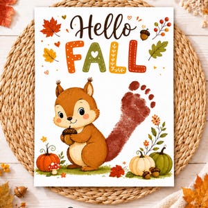 Puede incluir: Una impresión artística rectangular con el texto Hello Fall en letras coloridas y estampadas. Una ardilla marrón sostiene una bellota y su cola está reemplazada por una huella de pie marrón. La escena incluye calabazas naranjas y verdes.
