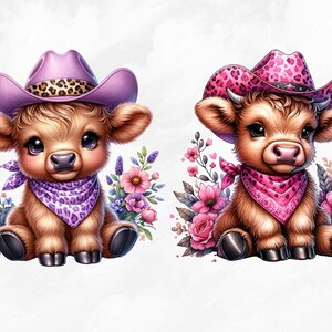 Puede incluir: Dos adorables ilustraciones de terneros marrones y blancos con sombreros de vaquero y bandanas. El ternero de la izquierda lleva un sombrero y una bandana morados con detalles de estampado de leopardo. El ternero de la derecha lleva un sombrero y una bandana rosas con detalles de estampado de leopardo. Ambos terneros est&aacute;n rodeados de flores rosas y moradas.