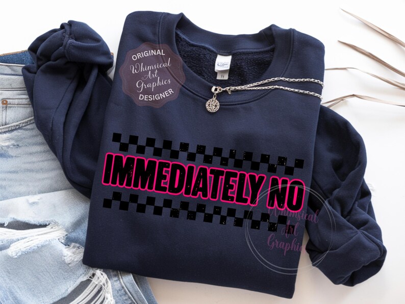Puede incluir: Sudadera azul marino con el texto "IMMEDIATELY NO" en rosa con contorno negro, encima y debajo del texto patrones de cuadros negros. Un collar plateado con un colgante redondo est&aacute; sobre la sudadera.