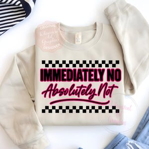 Puede incluir: Sudadera beige de cuello redondo con las palabras "IMMEDIATELY NO Absolutely Not" en un dise&ntilde;o rosa y negro. El texto est&aacute; enmarcado por un patr&oacute;n de cuadros blancos y negros. La sudadera est&aacute; doblada sobre una superficie blanca.
