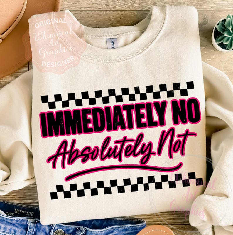 Puede incluir: Sudadera color crema con el texto "IMMEDIATELY NO Absolutely Not" en negro y rosa. El texto est&aacute; enmarcado por un patr&oacute;n de cuadros blancos y negros. Una prenda superior informal y c&oacute;moda.