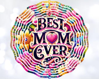 Może przedstawiać: Kolorowy, okrągły wzór z napisem "BEST MOM EVER" w stylizowanym foncie. Wzór otoczony jest pierścieniem kwiatów i zwojów.