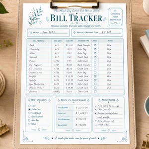 Op de afbeelding: Een geprint factuurvolgblad op een klembord met blauwe tekst en botanische accenten. Het document bevat secties voor de maand, het uitgavenplan en een gedetailleerde uitgaventabel met kolommen voor factuur, vervaldatum, bedrag en betaalstatus.