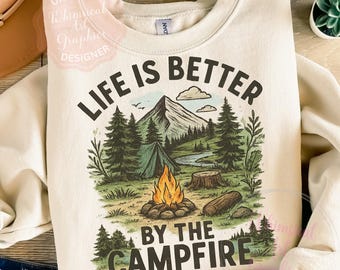 Sublimación de camping PNG, La vida es mejor junto a la fogata PNG, Diseño de camiseta retro de aventura al aire libre, Camiseta de senderismo y camping, Descarga digital