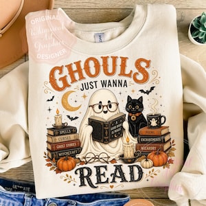 Könnte beinhalten: Cremefarbenes Sweatshirt mit einem Halloween-Motiv. Das Design zeigt einen Geist mit Brille, der ein Buch liest, eine schwarze Katze, Kürbisse, Kerzen und den Text "GHOULS JUST WANNA READ".