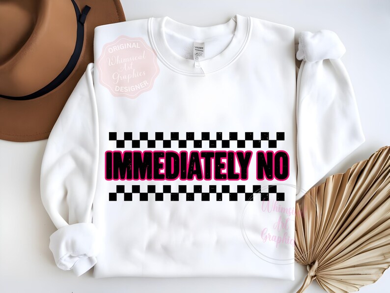 Puede incluir: Sudadera blanca de cuello redondo con el texto "IMMEDIATELY NO" en rosa y un dise&ntilde;o a cuadros blancos y negros. La parte superior de manga larga tiene cuello redondo. Un sombrero marr&oacute;n y una planta seca est&aacute;n en el fondo.