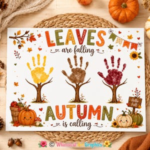 Puede incluir: Una lámina rectangular blanca con el texto LEAVES are falling y AUTUMN is calling. El diseño incluye tres árboles hechos con huellas de manos en amarillo, marrón y granate, rodeados de ilustraciones de calabazas, hojas y un cartel.