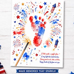 Puede incluir: Una impresión blanca con una huella de pie roja y azul central rodeada de fuegos artificiales, estrellas, corazones y cohetes en acuarela. El texto dice: A little spark, a joyful glow, A tiny light that steals the show. Shining proud in red, white, and blue, Happy Fourth of July from me to you.