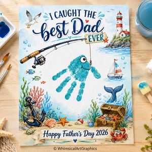 Peut inclure: Une impression d'art à l'aquarelle montrant une empreinte de main bleue en forme de poisson au bout d'une ligne de pêche. Le texte indique I CAUGHT THE best Dad EVER et Happy Father's Day 2026. Le décor inclut un phare, un voilier et une ancre.