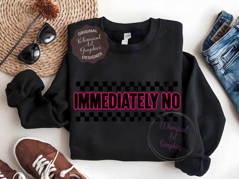 Puede incluir: Sudadera negra con la frase "IMMEDIATELY NO" en rosa brillante, contorneada en negro, sobre un patr&oacute;n de cuadros negros y grises. La sudadera tiene cuello redondo y mangas largas. Gafas de sol y zapatos marrones son visibles.