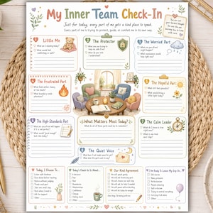 Peut inclure: Une fiche imprimée intitulée My Inner Team Check-In comprenant huit sections numérotées pour l'autoréflexion. La mise en page inclut des illustrations d'une pièce confortable avec des chaises, une table et diverses icônes comme un ours en peluche, une flamme, un nuage et une boussole.