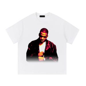 Puede incluir: Una camiseta blanca de manga corta con un estampado gráfico central de una persona con una chaqueta oscura sobre una camisa blanca. El gráfico utiliza efectos de iluminación rojos y naranjas, mostrando a la persona con las manos juntas.