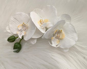 Handgemaakte haarclip met witte orchidee: veganistische bruidsbloemspeld