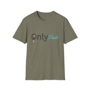 Puede incluir: Camiseta verde oliva con el texto "Only Dads" en negro y verde azulado. La letra "O" de "Only" presenta un personaje de zorro de dibujos animados. Una pequeña figura de dibujos animados está al lado de la letra "O".