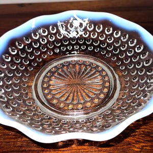 Ciotola vintage Anchor Hocking Moonstone Hobnail, bordo arricciato opalescente, vetro anni '40