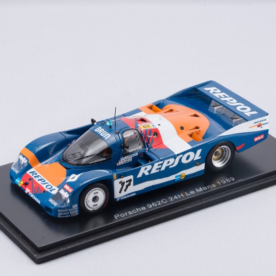 Ignition Model - 1/18 OMRON Porsche 962C #55 1989 Le Mans