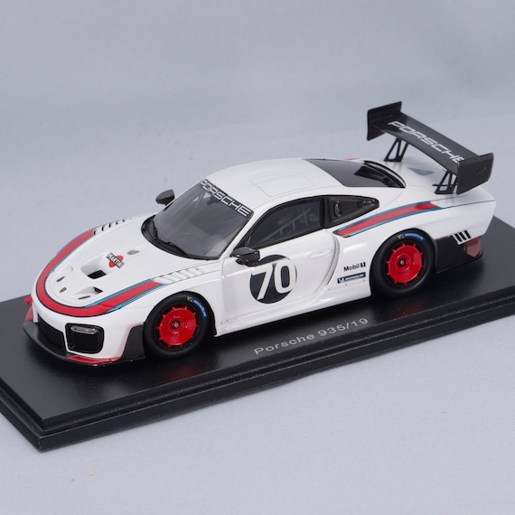 Porsche 911 GT2 RS 991.2 yellow (Minichamps) 1:18