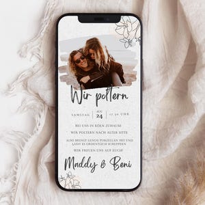 Könnte beinhalten: Eine weiße und graue Hochzeitsankündigungskarte mit einem Foto eines Paares. Die Karte sagt "Wir pollern", was mit "Wir feiern" übersetzt wird. Die Karte enthält auch das Datum, die Uhrzeit und den Ort der Feier.