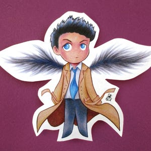 Op de afbeelding: Een cartoonillustratie van een man met zwart haar en blauwe ogen, die een bruine trenchcoat en een blauwe stropdas draagt. Hij heeft zwarte engelenvleugels en staat met gekruiste armen.