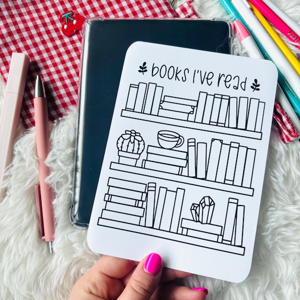 Peut inclure: Une carte blanche avec des dessins au trait noir de bibliothèques remplies de livres. La carte porte le texte "books i've read".