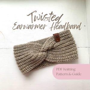 Peut inclure: Un bandeau en tricot marron avec un nœud torsadé. Le bandeau a une étiquette en cuir marron avec le texte "Twisted Earwarmer Headband". Le texte "PDF Knitting Pattern & Guide" est sur un fond rose.