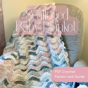 Pode incluir: Um cobertor de bebê de crochê com bordas onduladas em tons pastel de rosa, cinza e branco. O cobertor está sobre uma poltrona cinza. O texto "Scalloped Baby Blanket" e "PDF Crochet Pattern and Guide" estão sobrepostos na imagem.