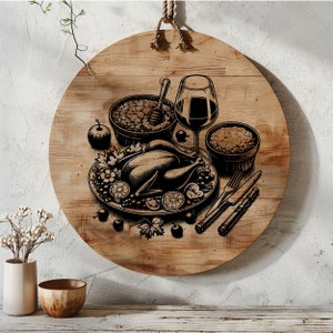 Könnte beinhalten: Ein runder Holztablett mit einer Schwarzweißillustration eines Brathähnchens, einem Glas Rotwein, einer Schüssel mit Obst und zwei Schüsseln mit Essen. Das Tablett hängt an einer weißen Wand.