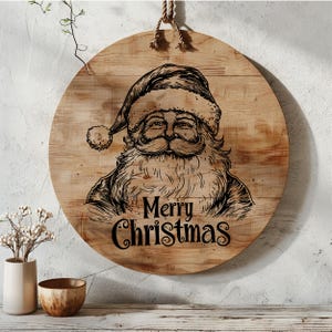 Może przedstawiać: Okrągły drewniany znak z czarno-białym obrazkiem Świętego Mikołaja i napisem "Merry Christmas".