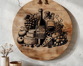 Peut inclure: Une planche ronde en bois avec un motif représentant une bouteille de vin, un verre de vin, des raisins, du fromage et des pommes. La bouteille de vin porte une étiquette sur laquelle est inscrit "Bon Appétit".