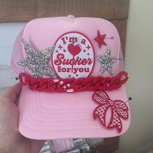 Boné Trucker com vários patches para o Dia dos Namorados