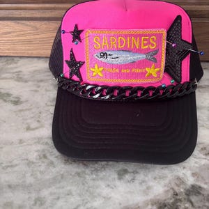 Boné Trucker com Apliques de Sardinha Neon - Boné Divertido de Verão com Apliques Fofos - Boné de Pescador - Boné para Férias de Verão