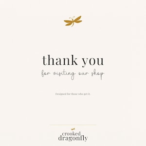 K&ouml;nnte beinhalten: Cremefarbene Grafik mit einer goldenen Libellen-Illustration oben. Der Text lautet "thank you for visiting our shop" in einer stilvollen Schriftart. Darunter steht "Designed for those who get it." Der Shop-Name "crooked dragonfly" steht unten.