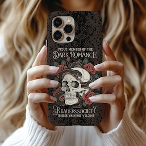 Mobilskal med Dark Romance Readers Society, kompatibelt med iPhone | Gotisk dödskalle, boklig design