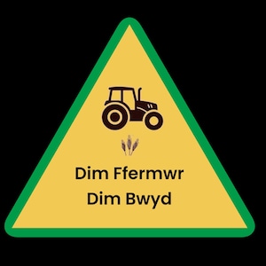Puede incluir: Un triángulo amarillo con borde verde, una silueta de tractor negro y el texto "Dim Ffermwr Dim Bwyd".
