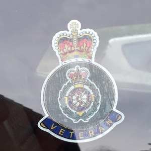 Puede incluir: Una pegatina en blanco y negro con una corona y las palabras "Ambulance Service" y "Veteran".
