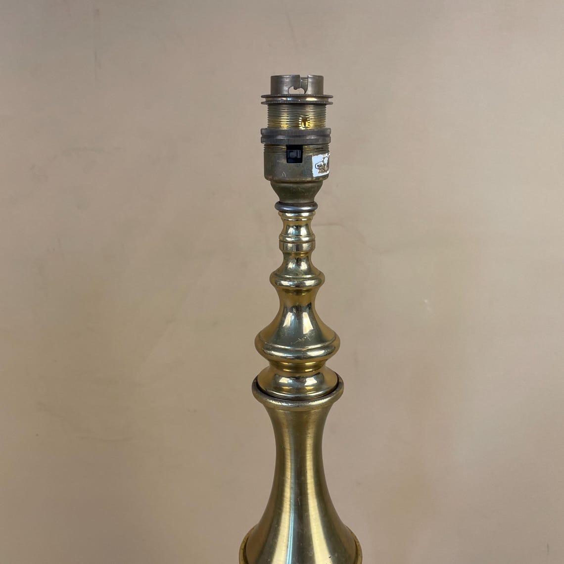 Antique Metal Gold Brass Lamp Light Bedside Side Table Column Ornate Column Round Base Vintage Pattern Patterned Beaded Edge Detail Large, photo 4 of 5