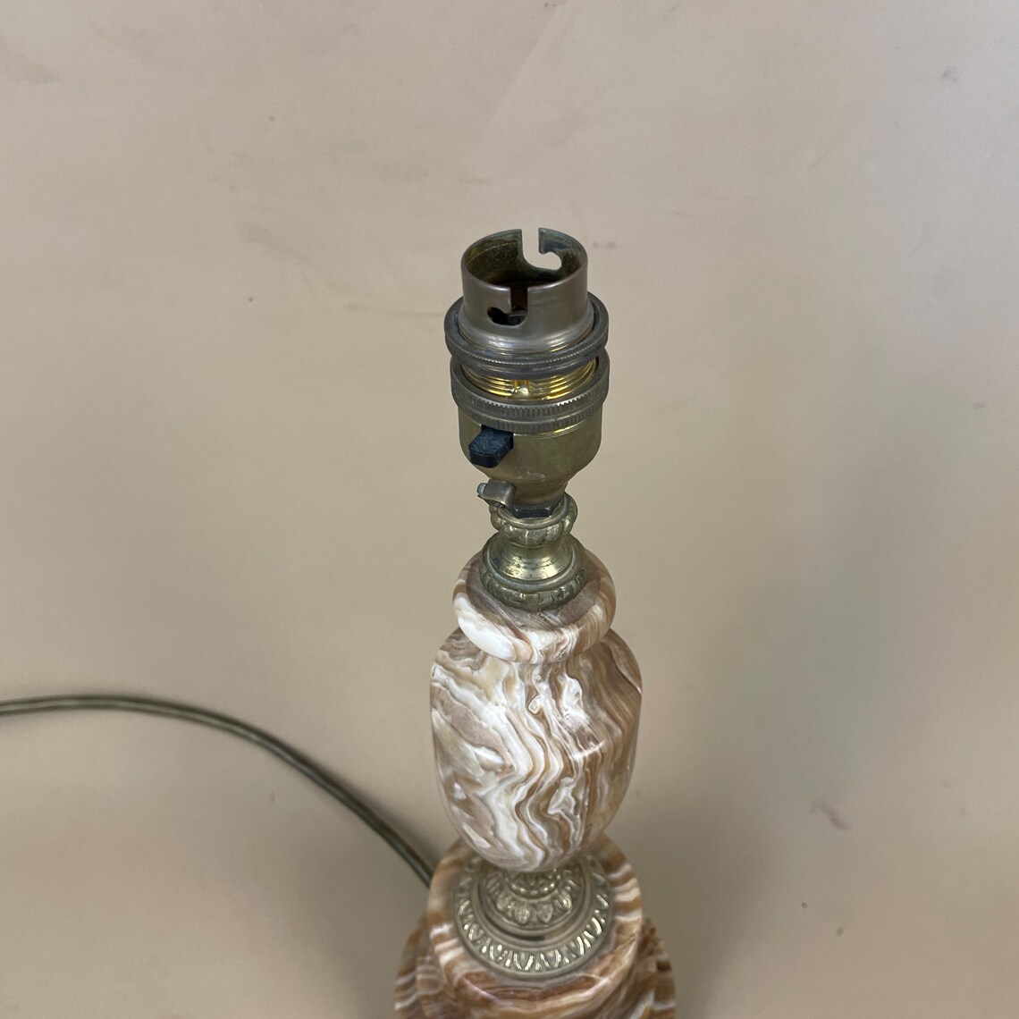 Antique Onyx Marble Lamp Light Cream Brown Gold Brass Metal Ornate Bedside Side Table Marbled Patterned Vintage Stone Heavy Round Medium, photo 4 of 5