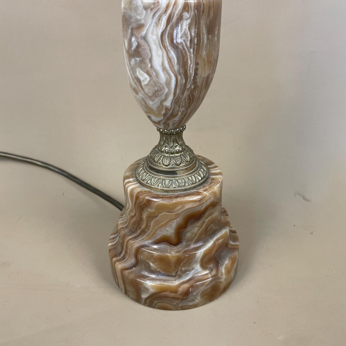 Antique Onyx Marble Lamp Light Cream Brown Gold Brass Metal Ornate Bedside Side Table Marbled Patterned Vintage Stone Heavy Round Medium, photo 2 of 5