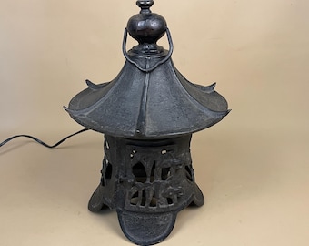 Vintage Japanese Pagoda Lantern Oriental Lamp Cast Metal Asian Style Garden Light Decor Mid Century Indoor Outdoor Lighting Home Accent Lamp