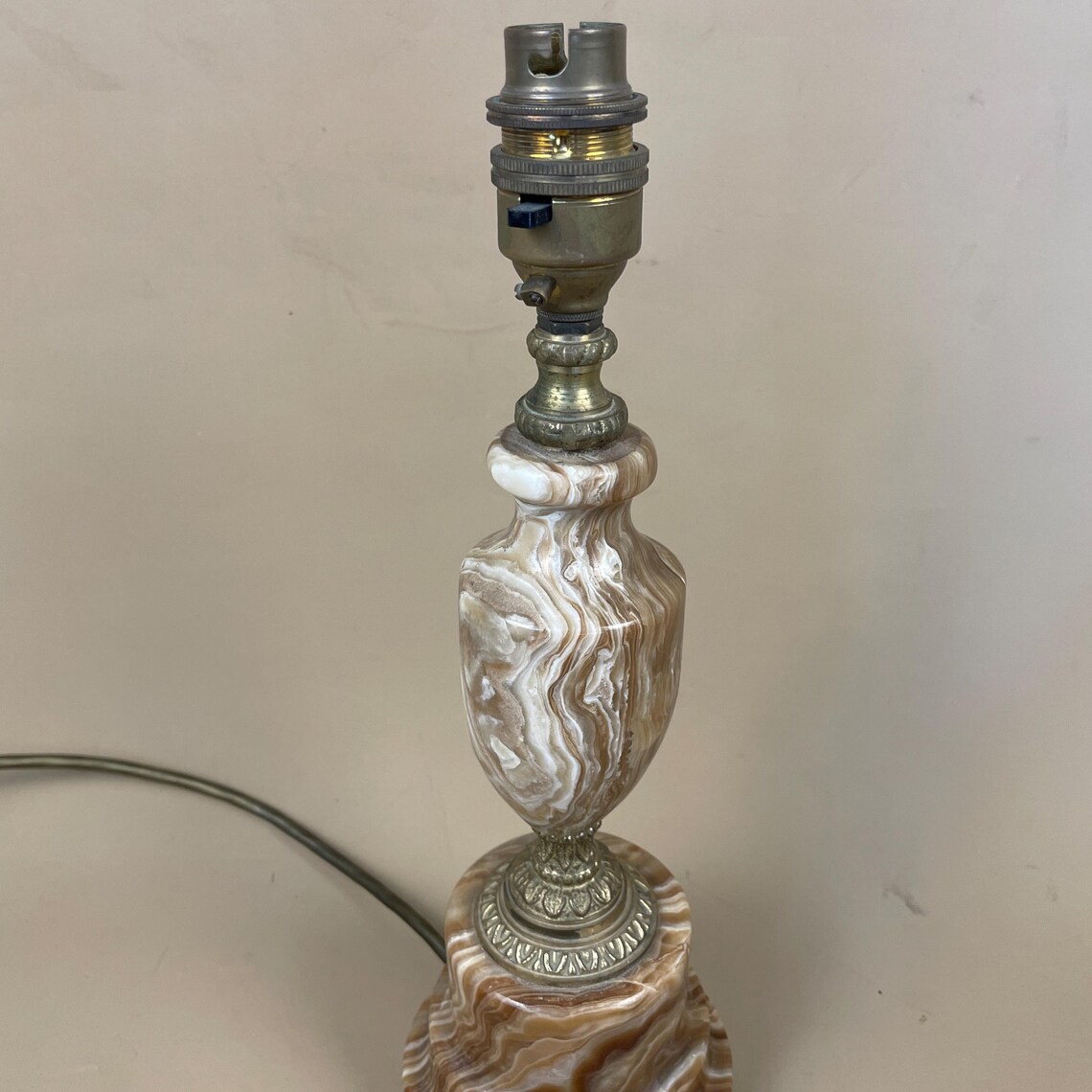 Antique Onyx Marble Lamp Light Cream Brown Gold Brass Metal Ornate Bedside Side Table Marbled Patterned Vintage Stone Heavy Round Medium, photo 3 of 5