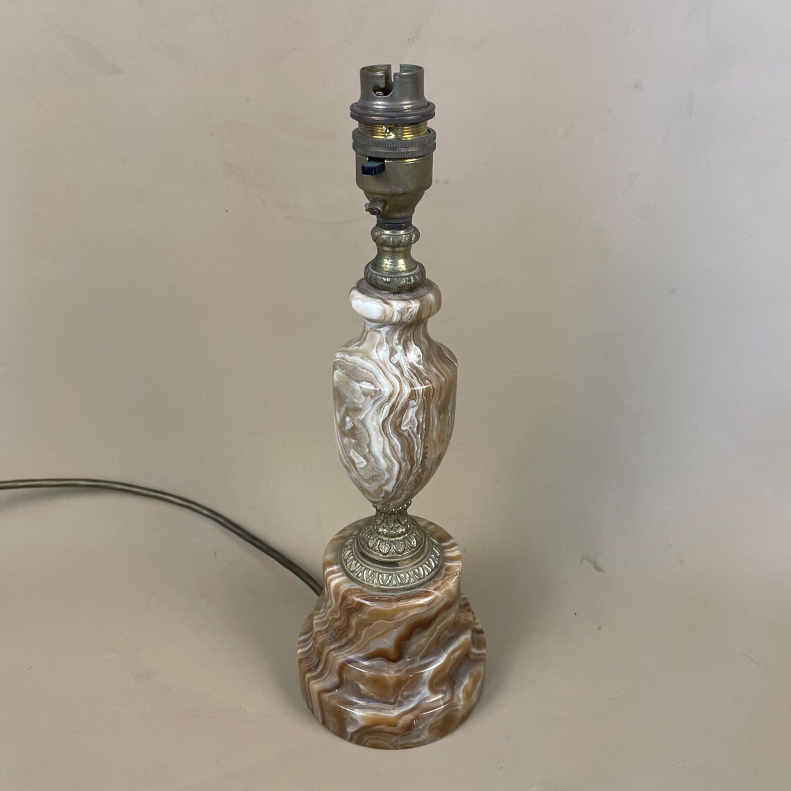 Antique Onyx Marble Lamp Light Cream Brown Gold Brass Metal Ornate Bedside Side Table Marbled Patterned Vintage Stone Heavy Round Medium, photo 1 of 5