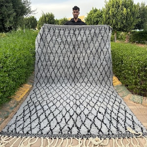Authentischer Marokkanischer Beni Ourain Teppich in Schwarz und Weiß mit Diamanten-Muster, Handgefertigter Wollteppich nach Maß