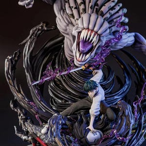 Könnte beinhalten: Eine detaillierte Anime-Figur, die einen Charakter mit dunklem Haar in einem weißen Hemd und einer dunklen Hose zeigt, der ein Schwert schwingt. Hinter dem Charakter steht eine große, graue, monströse Kreatur mit scharfen Zähnen und Krallen, umgeben von wirbelnder schwarzer Energie und violetten Blitzeffekten.