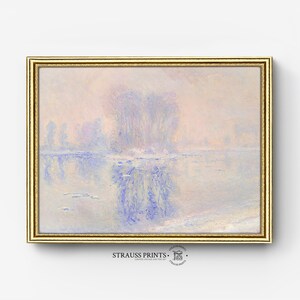 Puede incluir: Una pintura de un paisaje nevado con un río que refleja el cielo y los árboles. El cielo es de un rosa suave y el agua es de un azul claro. Los árboles son de un azul oscuro y la nieve es blanca.