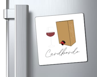 May include: A white square magnet with a brown box with a red tap and a glass of red wine. The text "Cardbordo" is written in cursive below the image.
