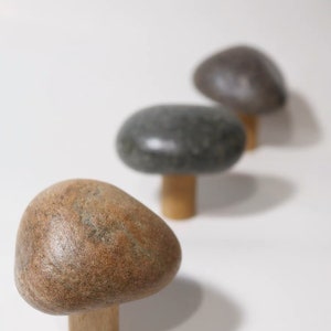 Ganchos de madera de roble con diseño de piedra Wabi-sabi, ganchos de pared creativos naturales para abrigos y sombreros, tiradores de cajón de gabinete de artista, cada uno es único