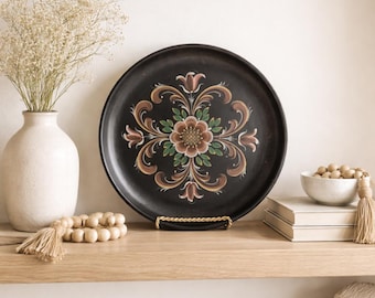 Plato de madera vintage pintado a mano, estilo arte popular – Marrón floral estilo rosemaling escandinavo