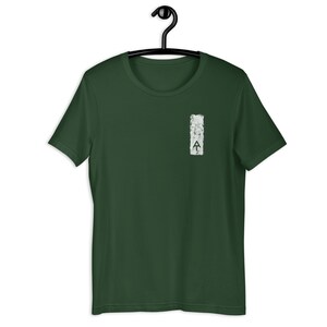 Puede incluir: Una camiseta verde oscuro con un símbolo "A" blanco y desgastado en la parte delantera.