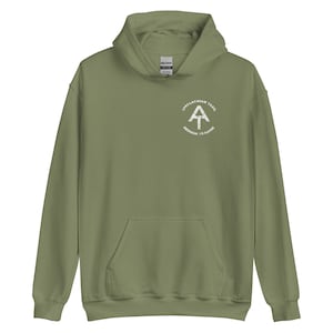 Puede incluir: Una sudadera con capucha verde con un logotipo blanco en la parte delantera. El logotipo es un círculo con el texto "Appalachian Trail Georgia to Maine" y una "A" blanca dentro del círculo.